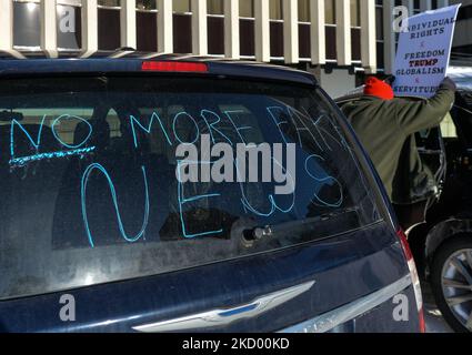 No More Fake News Inschrift auf der Heckscheibe des Autos. Anti-Sperren- und Anti-Impfaktivisten treffen sich auf dem Parkplatz neben der Alberta Legislature vor dem „Stand United – The Media is the Virus!“ Protest. Against Global News, die Abteilung für Nachrichten und aktuelle Angelegenheiten des Canadian Global Television Network in Edmonton. Am Samstag, den 8. Januar 2022, Kanada. (Foto von Artur Widak/NurPhoto) Stockfoto