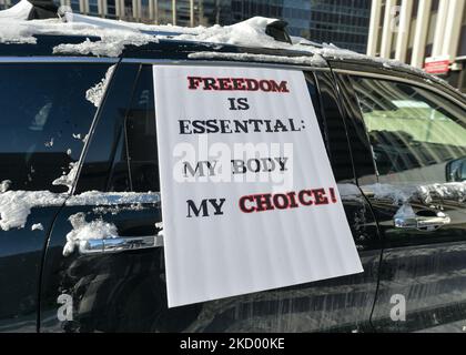 Ein Plakat mit den Worten "Freiheit ist wesentlich: Mein Körper Meine Wahl!" Am Fahrzeug befestigt. Anti-Sperren- und Anti-Impfaktivisten treffen sich auf dem Parkplatz neben der Alberta Legislature vor dem „Stand United – The Media is the Virus!“ Protest. Against Global News, die Abteilung für Nachrichten und aktuelle Angelegenheiten des Canadian Global Television Network in Edmonton. Am Samstag, den 8. Januar 2022, Kanada. (Foto von Artur Widak/NurPhoto) Stockfoto