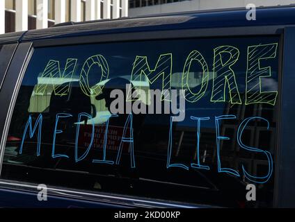 No More Media liegt die Aufschrift auf dem Fenster des Autos. Anti-Sperren- und Anti-Impfaktivisten treffen sich auf dem Parkplatz neben der Alberta Legislature vor dem „Stand United – The Media is the Virus!“ Protest. Against Global News, die Abteilung für Nachrichten und aktuelle Angelegenheiten des Canadian Global Television Network in Edmonton. Am Samstag, den 8. Januar 2022, Kanada. (Foto von Artur Widak/NurPhoto) Stockfoto