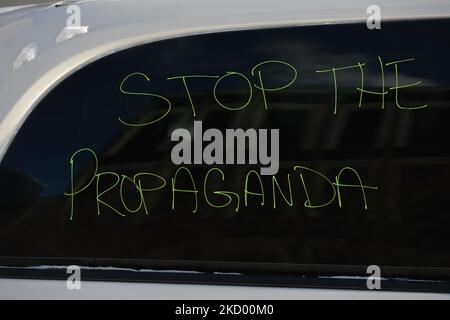 Stoppen Sie die Propaganda-Inschrift auf dem Fenster des Autos. Anti-Sperren- und Anti-Impfaktivisten treffen sich auf dem Parkplatz neben der Alberta Legislature vor dem „Stand United – The Media is the Virus!“ Protest. Against Global News, die Abteilung für Nachrichten und aktuelle Angelegenheiten des Canadian Global Television Network in Edmonton. Am Samstag, den 8. Januar 2022, Kanada. (Foto von Artur Widak/NurPhoto) Stockfoto