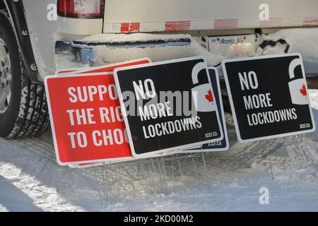 Plakate mit der Aufschrift „das Recht zur Auswahl unterstützen!“ Und „No More Lockdowns“ neben dem Auto. Anti-Sperren- und Anti-Impfaktivisten treffen sich auf dem Parkplatz neben der Alberta Legislature vor dem „Stand United – The Media is the Virus!“ Protest. Against Global News, die Abteilung für Nachrichten und aktuelle Angelegenheiten des Canadian Global Television Network in Edmonton. Am Samstag, den 8. Januar 2022, Kanada. (Foto von Artur Widak/NurPhoto) Stockfoto