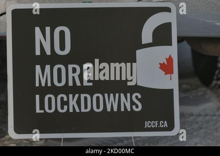 Ein Plakat mit den Worten „Keine Lockdowns mehr!“ Am Fahrzeug befestigt. Anti-Sperren- und Anti-Impfaktivisten treffen sich auf dem Parkplatz neben der Alberta Legislature vor dem „Stand United – The Media is the Virus!“ Protest. Against Global News, die Abteilung für Nachrichten und aktuelle Angelegenheiten des Canadian Global Television Network in Edmonton. Am Samstag, den 8. Januar 2022, Kanada. (Foto von Artur Widak/NurPhoto) Stockfoto