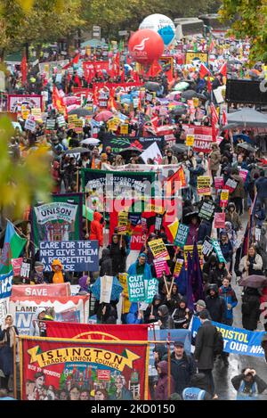 Westminster, London, Großbritannien. 5.. November 2022. Demonstranten demonstrieren in London und fordern nach dem wiederholten Wechsel der Führung der konservativen Partei und damit der Premierminister eine Parlamentswahl im Vereinigten Königreich. Sie betrachten den Premierminister als nicht gewählt. Weitere Themen sind die Lebenshaltungskosten, niedrige Löhne, Kraftstoffarmut und Verstaatlichung. Massen von Demonstranten am Victoria Embankment Stockfoto