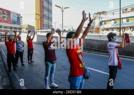 Anhänger von Black Nazarene besuchen die Quiapo Church in Manila, Philippinen, am Festtag, dem 9. Januar 2022. Aufgrund der plötzlichen Zunahme von COVID-19-Fällen mit Omicron-Variantenbedrohung auf den Philippinen, die die Regierung dazu veranlasst, die Alarmstufe 3 in der National Capital Region neu zu verhängen, hebt die Quiapo Church in Manila die jährliche Tradition, Traslacion von Anhängern von Black Nazarene, auf, um die Massensammlung und Ausbreitung des Coronavirus zu vermeiden. Trotz der genannten Richtlinien versuchen hingebungsvolle katholiken immer noch, die verbarrikadierte Kirche zu erreichen, um ihre persönlichen Gebete darzubieten. (Foto von Ryan Eduard Benaid/NurPhoto) Stockfoto