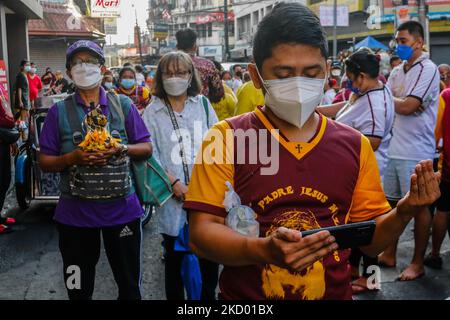 Anhänger von Black Nazarene besuchen die Quiapo Church in Manila, Philippinen, am Festtag, dem 9. Januar 2022. Aufgrund der plötzlichen Zunahme von COVID-19-Fällen mit Omicron-Variantenbedrohung auf den Philippinen, die die Regierung dazu veranlasst, die Alarmstufe 3 in der National Capital Region neu zu verhängen, hebt die Quiapo Church in Manila die jährliche Tradition, Traslacion von Anhängern von Black Nazarene, auf, um die Massensammlung und Ausbreitung des Coronavirus zu vermeiden. Trotz der genannten Richtlinien versuchen hingebungsvolle katholiken immer noch, die verbarrikadierte Kirche zu erreichen, um ihre persönlichen Gebete darzubieten. (Foto von Ryan Eduard Benaid/NurPhoto) Stockfoto