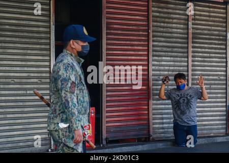 Anhänger von Black Nazarene besuchen die Quiapo Church in Manila, Philippinen, am Festtag, dem 9. Januar 2022. Aufgrund der plötzlichen Zunahme von COVID-19-Fällen mit Omicron-Variantenbedrohung auf den Philippinen, die die Regierung dazu veranlasst, die Alarmstufe 3 in der National Capital Region neu zu verhängen, hebt die Quiapo Church in Manila die jährliche Tradition, Traslacion von Anhängern von Black Nazarene, auf, um die Massensammlung und Ausbreitung des Coronavirus zu vermeiden. Trotz der genannten Richtlinien versuchen hingebungsvolle katholiken immer noch, die verbarrikadierte Kirche zu erreichen, um ihre persönlichen Gebete darzubieten. (Foto von Ryan Eduard Benaid/NurPhoto) Stockfoto