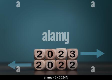 2023 Frohes Neues Jahr, 2022 und 2023 Zeichen auf dem Holzblock mit Platz für Text schmücken. Stockfoto