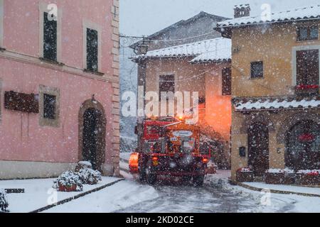 Schneefall und schlechtes Wetter in niedrigen Lagen im zentralen Apennin bedeckten die Provinz Rieti. Grecchio (Rieti), 9. Dezember 2022 (Foto von Riccardo Fabi/NurPhoto) Stockfoto