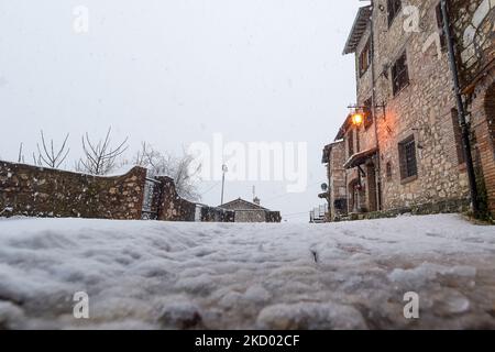 Schneefall und schlechtes Wetter in niedrigen Lagen im zentralen Apennin bedeckten die Provinz Rieti. Grecchio (Rieti), 9. Dezember 2022 (Foto von Riccardo Fabi/NurPhoto) Stockfoto