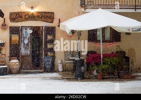 Schneefall und schlechtes Wetter in niedrigen Lagen im zentralen Apennin bedeckten die Provinz Rieti. Grecchio (Rieti), 9. Dezember 2022 (Foto von Riccardo Fabi/NurPhoto) Stockfoto