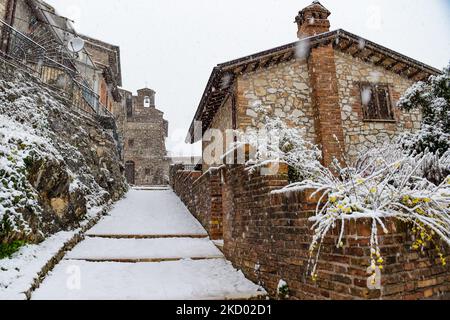 Schneefall und schlechtes Wetter in niedrigen Lagen im zentralen Apennin bedeckten die Provinz Rieti. Grecchio (Rieti), 9. Dezember 2022 (Foto von Riccardo Fabi/NurPhoto) Stockfoto