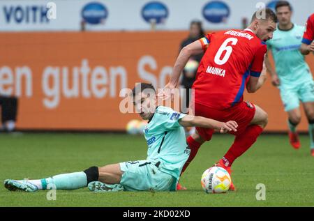 Heidenheim, Deutschland. 05.. November 2022. Fußball: 2. Bundesliga, 1. FC Heidenheim - SC Paderborn 07, Matchday 15 in der Voith Arena. Heidenheims Patrick Mainka (r) und Paderborner Marvin Pieringer kämpfen um den Ball. Quelle: Stefan Puchner/dpa - WICHTIGER HINWEIS: Gemäß den Anforderungen der DFL Deutsche Fußball Liga und des DFB Deutscher Fußball-Bund ist es untersagt, im Stadion und/oder vom Spiel aufgenommene Fotos in Form von Sequenzbildern und/oder videoähnlichen Fotoserien zu verwenden oder zu verwenden./dpa/Alamy Live News Stockfoto