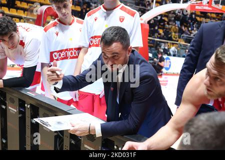 Adriano Vertemati (Cheftrainer von Openjobmetis Pallacanestro Varese) während des italienischen LBA-Basketballturnierspiels Kigili Fortitudo Bologna gegen A1. Openjobmetis Varese im Sportpalast Paladozza - Bologna, Januar 2022 (Foto: Michele Nucci/LiveMedia/NurPhoto) Stockfoto