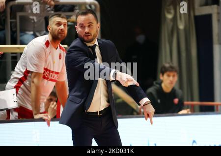 Adriano Vertemati (Cheftrainer von Openjobmetis Pallacanestro Varese) während des italienischen LBA-Basketballturnierspiels Kigili Fortitudo Bologna gegen A1. Openjobmetis Varese im Sportpalast Paladozza - Bologna, Januar 2022 (Foto: Michele Nucci/LiveMedia/NurPhoto) Stockfoto