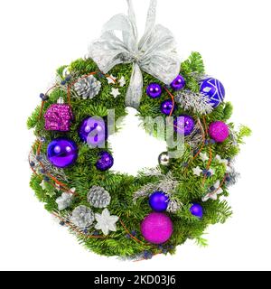 Weihnachtskranz isoliert auf weißem Hintergrund, Draufsicht der Neujahrskomposition mit blauen und violetten Ornamenten. Weihnachtsdekoration aus natürlichem g Stockfoto