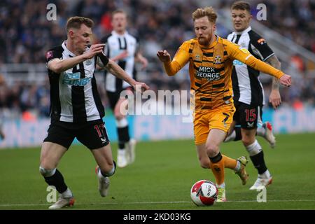 James Brophy von Cambridge United tritt am Samstag, den 8.. Januar 2022, gegen Emil Krafth von Newcastle United im St. James's Park, Newcastle, während des FA Cup-Spiels zwischen Newcastle United und Cambridge United an. (Foto von Michael Driver/MI News/NurPhoto) Stockfoto