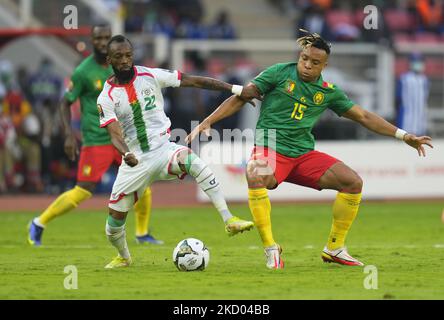 Blati Touré aus Burkina Faso und Pierre Kunde aus Kamerun während des Kamerun gegen Burkina Faso, den Afrikanischen Cup der Nationen, im Paul Biya Stadium am 9. Januar 2022. (Foto von Ulrik Pedersen/NurPhoto) Stockfoto