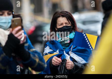 Die bosniaherzegowinische Diaspora organisiert am 10. Januar 2022 in Rom, Italien, Proteste für den Frieden. Die Organisatoren luden Bürger von Bosnien und Herzegowina mit den gleichen Botschaften auf die Straße in anderen Städten Europas und der Welt: „Wir möchten darauf hinweisen, dass diese Versammlung ein Zeichen der Besorgnis und des Patriotismus ist und nicht darauf abzielt, eine politische Option zu fördern oder sich gegen Personen in B&H zu richten Die Ereignisse, die wir in den vergangenen Monaten erlebt haben, gefährden den Frieden ernsthaft, und deshalb ist es unsere Pflicht, sich zu äußern und klar zu sagen, dass wir keine Spaltungen und keinen Krieg mehr wollen.“ In der Zwischenzeit, prote Stockfoto