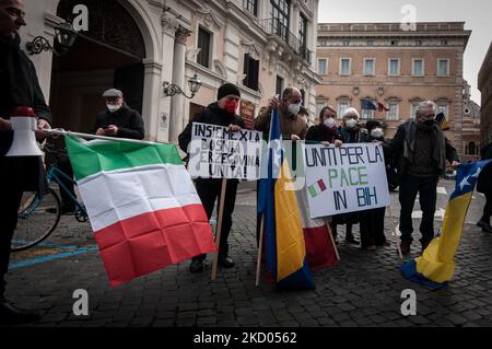 Die bosniaherzegowinische Diaspora organisiert am 10. Januar 2022 in Rom, Italien, Proteste für den Frieden. Die Organisatoren luden Bürger von Bosnien und Herzegowina mit den gleichen Botschaften auf die Straße in anderen Städten Europas und der Welt: „Wir möchten darauf hinweisen, dass diese Versammlung ein Zeichen der Besorgnis und des Patriotismus ist und nicht darauf abzielt, eine politische Option zu fördern oder sich gegen Personen in B&H zu richten Die Ereignisse, die wir in den vergangenen Monaten erlebt haben, gefährden den Frieden ernsthaft, und deshalb ist es unsere Pflicht, sich zu äußern und klar zu sagen, dass wir keine Spaltungen und keinen Krieg mehr wollen.“ In der Zwischenzeit, prote Stockfoto