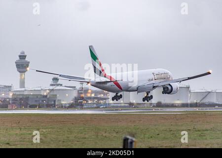 Die Fluggesellschaft Boeing 777F der Emirates SkyCargo mit der Registrierung A6-EFH landet am AMS EHAM in den Niederlanden während eines Regenwetterabends am Flughafen Amsterdam Schiphol. Emirates Sky Cargo ist die 4. größte Frachtfluggesellschaft, die als Tochtergesellschaft der Emirates Group mit Sitz in Dubai, Vereinigte Arabische Emirate, Fracht vom internationalen Flughafen Al Maktoum zu 26 Zielen umzieht. Frachtflüge haben die Nachfrage erhöht und fliegen mehr, da der Verkehr in der Passagierluftfahrt eine schwierige Phase eingeht, in der die Coronavirus-Pandemie Covid-19 mit fe negative Auswirkungen auf die Reisebranche hat Stockfoto