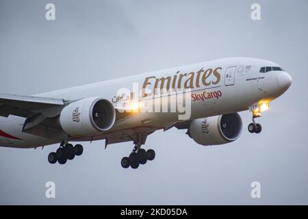 Die Fluggesellschaft Boeing 777F der Emirates SkyCargo mit der Registrierung A6-EFH landet am AMS EHAM in den Niederlanden während eines Regenwetterabends am Flughafen Amsterdam Schiphol. Emirates Sky Cargo ist die 4. größte Frachtfluggesellschaft, die als Tochtergesellschaft der Emirates Group mit Sitz in Dubai, Vereinigte Arabische Emirate, Fracht vom internationalen Flughafen Al Maktoum zu 26 Zielen umzieht. Frachtflüge haben die Nachfrage erhöht und fliegen mehr, da der Verkehr in der Passagierluftfahrt eine schwierige Phase eingeht, in der die Coronavirus-Pandemie Covid-19 mit fe negative Auswirkungen auf die Reisebranche hat Stockfoto