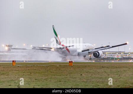 Die Fluggesellschaft Boeing 777F der Emirates SkyCargo mit der Registrierung A6-EFH landet am AMS EHAM in den Niederlanden während eines Regenwetterabends am Flughafen Amsterdam Schiphol. Emirates Sky Cargo ist die 4. größte Frachtfluggesellschaft, die als Tochtergesellschaft der Emirates Group mit Sitz in Dubai, Vereinigte Arabische Emirate, Fracht vom internationalen Flughafen Al Maktoum zu 26 Zielen umzieht. Frachtflüge haben die Nachfrage erhöht und fliegen mehr, da der Verkehr in der Passagierluftfahrt eine schwierige Phase eingeht, in der die Coronavirus-Pandemie Covid-19 mit fe negative Auswirkungen auf die Reisebranche hat Stockfoto