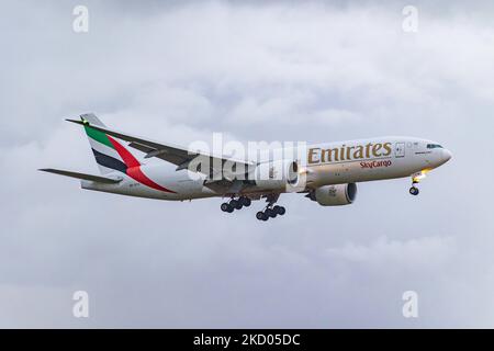 Die Fluggesellschaft Boeing 777F der Emirates SkyCargo mit der Registrierung A6-EFH landet am AMS EHAM in den Niederlanden während eines Regenwetterabends am Flughafen Amsterdam Schiphol. Emirates Sky Cargo ist die 4. größte Frachtfluggesellschaft, die als Tochtergesellschaft der Emirates Group mit Sitz in Dubai, Vereinigte Arabische Emirate, Fracht vom internationalen Flughafen Al Maktoum zu 26 Zielen umzieht. Frachtflüge haben die Nachfrage erhöht und fliegen mehr, da der Verkehr in der Passagierluftfahrt eine schwierige Phase eingeht, in der die Coronavirus-Pandemie Covid-19 mit fe negative Auswirkungen auf die Reisebranche hat Stockfoto