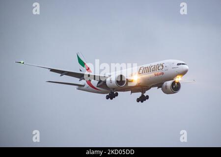 Die Fluggesellschaft Boeing 777F der Emirates SkyCargo mit der Registrierung A6-EFH landet am AMS EHAM in den Niederlanden während eines Regenwetterabends am Flughafen Amsterdam Schiphol. Emirates Sky Cargo ist die 4. größte Frachtfluggesellschaft, die als Tochtergesellschaft der Emirates Group mit Sitz in Dubai, Vereinigte Arabische Emirate, Fracht vom internationalen Flughafen Al Maktoum zu 26 Zielen umzieht. Frachtflüge haben die Nachfrage erhöht und fliegen mehr, da der Verkehr in der Passagierluftfahrt eine schwierige Phase eingeht, in der die Coronavirus-Pandemie Covid-19 mit fe negative Auswirkungen auf die Reisebranche hat Stockfoto