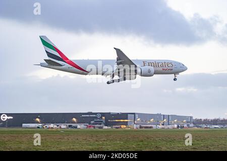 Die Fluggesellschaft Boeing 777F der Emirates SkyCargo mit der Registrierung A6-EFH landet am AMS EHAM in den Niederlanden während eines Regenwetterabends am Flughafen Amsterdam Schiphol. Emirates Sky Cargo ist die 4. größte Frachtfluggesellschaft, die als Tochtergesellschaft der Emirates Group mit Sitz in Dubai, Vereinigte Arabische Emirate, Fracht vom internationalen Flughafen Al Maktoum zu 26 Zielen umzieht. Frachtflüge haben die Nachfrage erhöht und fliegen mehr, da der Verkehr in der Passagierluftfahrt eine schwierige Phase eingeht, in der die Coronavirus-Pandemie Covid-19 mit fe negative Auswirkungen auf die Reisebranche hat Stockfoto