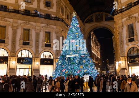 Eine Gesamtansicht des Weihnachtsbaums Tree of Wonder von Swarovski für Natale Degli Alberi in der Galleria Vittorio Emanuele II am 15. Dezember 2021 in Mailand, Italien. (Foto von Alessandro Bremec/NurPhoto) Stockfoto