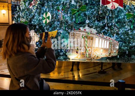 Eine Gesamtansicht des Weihnachtsbaums Tree of Wonder von Swarovski für Natale Degli Alberi in der Galleria Vittorio Emanuele II am 15. Dezember 2021 in Mailand, Italien. (Foto von Alessandro Bremec/NurPhoto) Stockfoto