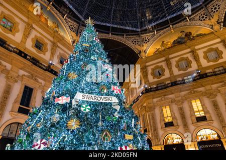 Eine Gesamtansicht des Weihnachtsbaums Tree of Wonder von Swarovski für Natale Degli Alberi in der Galleria Vittorio Emanuele II am 15. Dezember 2021 in Mailand, Italien. (Foto von Alessandro Bremec/NurPhoto) Stockfoto