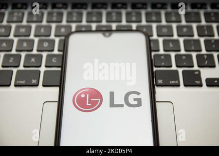 In dieser Abbildung ist ein Logo der LG Corp. Zu sehen, das am 10. Januar 2022 in Athen, Griechenland, auf einem Smartphone-Bildschirm mit einem Computerschlüsselwort im Hintergrund angezeigt wird. (Foto von Nikolas Kokovlis/NurPhoto) Stockfoto