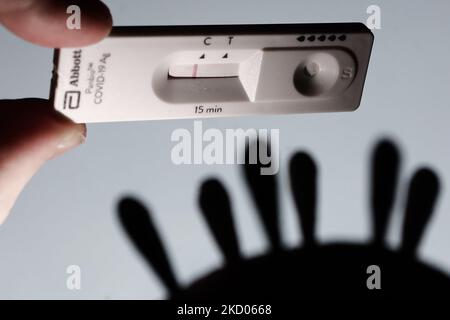 Abbott Panbio COVID-19 Antigenselbsttest und Coronavirus-Modell sind in dieser Abbildung zu sehen, die am 10. Januar 2022 in Krakau, Polen, aufgenommen wurde. (Foto von Jakub Porzycki/NurPhoto) Stockfoto