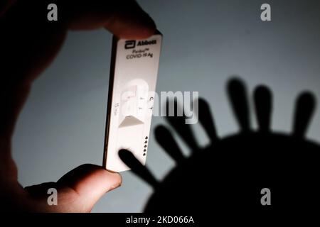 Abbott Panbio COVID-19 Antigenselbsttest und Coronavirus-Modell sind in dieser Abbildung zu sehen, die am 10. Januar 2022 in Krakau, Polen, aufgenommen wurde. (Foto von Jakub Porzycki/NurPhoto) Stockfoto