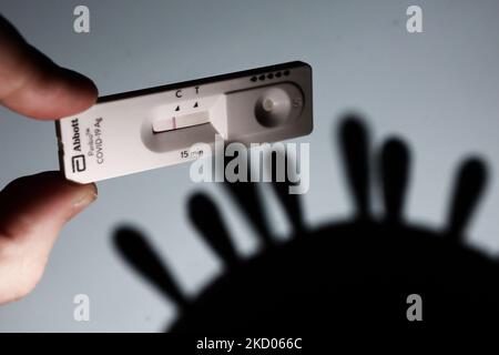 Abbott Panbio COVID-19 Antigenselbsttest und Coronavirus-Modell sind in dieser Abbildung zu sehen, die am 10. Januar 2022 in Krakau, Polen, aufgenommen wurde. (Foto von Jakub Porzycki/NurPhoto) Stockfoto