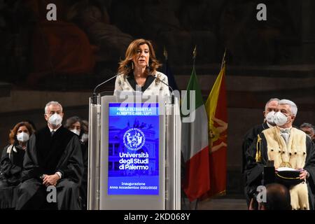 Die Präsidentin des Senats Maria Elisabetta Alberti Casellati nahm an der Eröffnung des Akademischen Jahres 2021-2022 der Universität Palermo Teil. Die Zeremonie fand im Politeama Garibaldi Theater in Palermo statt. Italien, Sizilien, Palermo, 10. Januar 2022 (Foto von Francesco Militello Mirto/NurPhoto) Stockfoto