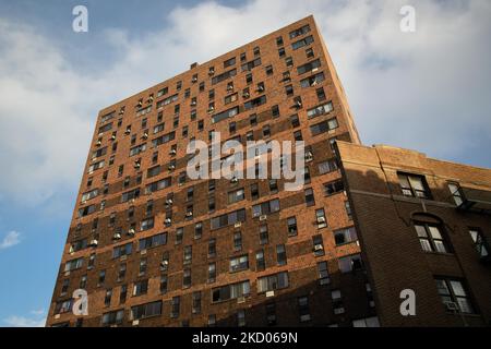 Am Sonntag, den 9. Januar 2022, entzündete sich in einem 19-stöckigen Bronx-Apartmentgebäude in der 333 East 181. Street in New York City ein Feuer mit fünf Alarmen, bei dem 19 Menschen, darunter 9 Kinder, starben. Der Brand in Bronx ist Berichten zufolge der zweittödlichste Hausbrand in den USA seit fast 40 Jahren. Diese Fotos wurden von den Nachwirkungen am 10. Januar 2022 aufgenommen. (Foto von Karla Ann Cote/NurPhoto) Stockfoto