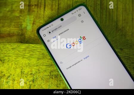 Google-Closeup-Logo auf einem Telefonbildschirm, Smartphone das Logo oder die Suchmaschine in verschiedenen Hintergründen wie Tastatur, dunkel beleuchtete Textur oder ein Computerbildschirm angezeigt, wie in dieser Multiple-Exposure-Illustration gesehen, das Unternehmenssymbol ist weltweit anerkannt. Google, LLC ist ein amerikanischer Tech-Gigant, ein multinationales Technologieunternehmen, das sich auf internetbezogene Dienste und Produkte spezialisiert hat, zu denen Online-Werbetechnologien, eine Suchmaschine, Cloud-Computing, Software und Hardware gehören. Es gilt als eines der Big Four - Big Tech-Technologieunternehmen in den USA und weltweit Stockfoto