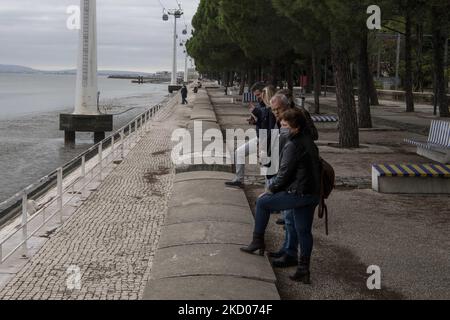 Menschen mit Schutzmasken führen Aktivitäten in der Nähe des Boulevards des Flusses Tejo in Oriente, Lissabon, durch. 09. Januar 2022. Portugal ist eines der vier Länder der Europäischen Union (EU) mit den wenigsten täglichen Todesfällen pro Million Einwohner, die in der letzten Woche auf covid-19 zurückgeführt wurden, und ist von sechstem auf siebtes Mitgliedsland zurückgegangen, mit den meisten neuen täglichen Fällen von SARS-CoV-2-Infektionen. (Foto von Jorge Mantilla/NurPhoto) Stockfoto