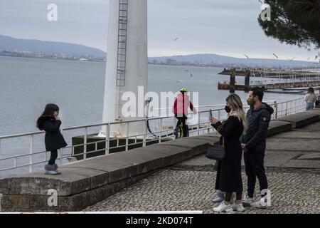 Menschen mit Schutzmasken führen Aktivitäten in der Nähe des Boulevards des Flusses Tejo in Oriente, Lissabon, durch. 09. Januar 2022. Portugal ist eines der vier Länder der Europäischen Union (EU) mit den wenigsten täglichen Todesfällen pro Million Einwohner, die in der letzten Woche auf covid-19 zurückgeführt wurden, und ist von sechstem auf siebtes Mitgliedsland zurückgegangen, mit den meisten neuen täglichen Fällen von SARS-CoV-2-Infektionen. (Foto von Jorge Mantilla/NurPhoto) Stockfoto