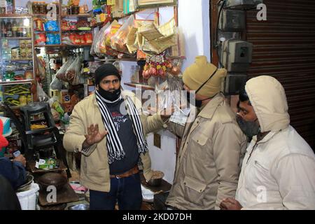 Polizeipersonal schloss die Geschäfte auf dem Markt , aufgrund der Nachtruhe von der Regierung von Rajasthan, um die Ausbreitung von COVID-19, bei Badi Chaupar in Jaipur, Rajasthan, Indien, Dienstag, 11. Januar, 2022. (Foto von Vishal Bhatnagar/NurPhoto) Stockfoto