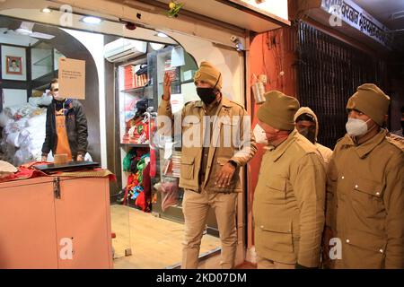 Polizeipersonal schloss die Geschäfte auf dem Markt , aufgrund der Nachtruhe von der Regierung von Rajasthan, um die Ausbreitung von COVID-19, bei Badi Chaupar in Jaipur, Rajasthan, Indien, Dienstag, 11. Januar, 2022. (Foto von Vishal Bhatnagar/NurPhoto) Stockfoto