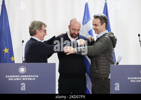 (ANMERKUNG DER REDAKTION: DATEI FOTO) - Präsident des Europäischen Parlaments, David Sassoli, stirbt im Alter von 65 Jahren. - Auf dem Foto halten der Präsident des Europäischen Parlaments, David Maria Sassoli, der Präsident des Europäischen Rates, Charles Michel, und der griechische Premierminister am 3. März 2020 in Kastanies, an der Grenze zwischen Griechenland und der Türkei, eine Pressekonferenz, inmitten einer Migrationswelle aus der benachbarten Türkei. - Die EU entsandte am 3. März ihre höchsten Beamten in die Türkei und nach Griechenland, weil sie besorgt war über eine neue Migrationskrise und die Anschuldigungen, Ankara versuche, den Block durch die Öffnung seiner Grenzen für Tausende zu „erpressen“ Stockfoto