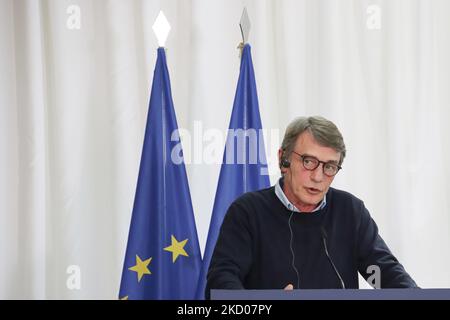 (ANMERKUNG DER REDAKTION: DATEI FOTO) - Präsident des Europäischen Parlaments, David Sassoli, stirbt im Alter von 65 Jahren. - Auf dem Foto hält der Präsident des Europäischen Parlaments, David Maria Sassoli, am 3. März 2020 in Kastanies, an der Grenze zwischen Griechenland und der Türkei, eine Pressekonferenz, inmitten eines Zuwanderungsaufschwungs aus der benachbarten Türkei. - Die EU entsandte am 3. März ihre höchsten Beamten in die Türkei und nach Griechenland, weil sie besorgt war über eine neue Migrationskrise und die Anschuldigungen, dass Ankara versucht habe, den Block zu erpressen, indem es seine Grenzen für Tausende von Flüchtlingen öffnete, die versuchten, Europa zu erreichen. (Foto von Nicolas Economou/NurPhoto) Stockfoto