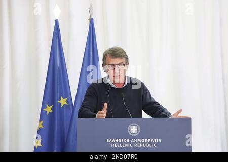 (ANMERKUNG DER REDAKTION: DATEI FOTO) - Präsident des Europäischen Parlaments, David Sassoli, stirbt im Alter von 65 Jahren. - Auf dem Foto hält der Präsident des Europäischen Parlaments, David Maria Sassoli, am 3. März 2020 in Kastanies, an der Grenze zwischen Griechenland und der Türkei, eine Pressekonferenz, inmitten eines Zuwanderungsaufschwungs aus der benachbarten Türkei. - Die EU entsandte am 3. März ihre höchsten Beamten in die Türkei und nach Griechenland, weil sie besorgt war über eine neue Migrationskrise und die Anschuldigungen, dass Ankara versucht habe, den Block zu erpressen, indem es seine Grenzen für Tausende von Flüchtlingen öffnete, die versuchten, Europa zu erreichen. (Foto von Nicolas Economou/NurPhoto) Stockfoto