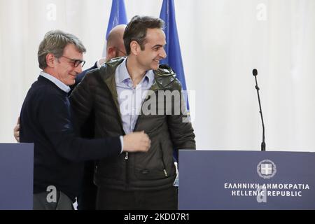 (ANMERKUNG DER REDAKTION: DATEI FOTO) - Präsident des Europäischen Parlaments, David Sassoli, stirbt im Alter von 65 Jahren. - Auf dem Foto hält der Präsident des Europäischen Parlaments, David Maria Sassoli, am 3. März 2020 in Kastanies eine Pressekonferenz mit dem griechischen Premierminister Kyriakos Mitsotakis an der Grenze zwischen Griechenland und der Türkei, inmitten eines Zuwanderungsaufschwungs aus der benachbarten Türkei ab. - Die EU entsandte am 3. März ihre höchsten Beamten in die Türkei und nach Griechenland, weil sie sich Sorgen über eine neue Migrationskrise gemacht hatte und behauptet wurde, Ankara habe versucht, den Block zu erpressen, indem es seine Grenzen für Tausende von Flüchtlingen öffnete, die versuchten, ihn zu erpressen Stockfoto