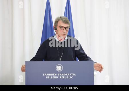 (ANMERKUNG DER REDAKTION: DATEI FOTO) - Präsident des Europäischen Parlaments, David Sassoli, stirbt im Alter von 65 Jahren. - Auf dem Foto hält der Präsident des Europäischen Parlaments, David Maria Sassoli, am 3. März 2020 in Kastanies, an der Grenze zwischen Griechenland und der Türkei, eine Pressekonferenz, inmitten eines Zuwanderungsaufschwungs aus der benachbarten Türkei. - Die EU entsandte am 3. März ihre höchsten Beamten in die Türkei und nach Griechenland, weil sie besorgt war über eine neue Migrationskrise und die Anschuldigungen, dass Ankara versucht habe, den Block zu erpressen, indem es seine Grenzen für Tausende von Flüchtlingen öffnete, die versuchten, Europa zu erreichen. (Foto von Nicolas Economou/NurPhoto) Stockfoto