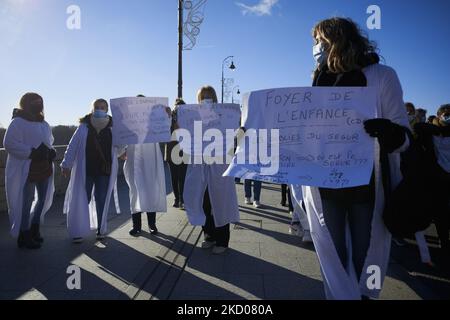 Frauen, die in Kinderheimen arbeiten, halten Blätter bereit, die darum bitten, in die Segur-Abkommen von 2 aufgenommen zu werden. Ärzte, Krankenschwestern, Krankenpfleger und normale Menschen protestierten gegen den Mangel an Mitteln für öffentliche Krankenhäuser, da die Anzahl der Betten immer noch gekürzt wird. Die Regierung Macrons hat erst 2021 5,700 Betten in öffentlichen Krankenhäusern geschnitten. Die Mitarbeiter des Kinderkrankenhauses von Toulouse (Teil des Universitätskrankenhauses Purpan) streiken, während einige Krankenschwestern den Dienst kündigen und andere über Selbstmord aufgrund schlechter Arbeitsbedingungen nachdenken. Sie protestieren auch, wie jeder Teil der öffentlichen Gesundheitsdienste in Frankreich suff Stockfoto