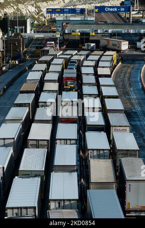 Am 12. Januar 2022 stehen Lastwagen in der Schlange, um den Hafen von Dover in Dover, Großbritannien, zu erreichen. Nach der Einführung des neuen „Dover Tap“-Systems, einem temporären Verkehrsmanagementsystem, das den Verkehr in der Innenstadt gewährleistet, kann der Güterverkehr nun am A20 gehalten werden. (Foto von Maciek Musialek/NurPhoto) Stockfoto